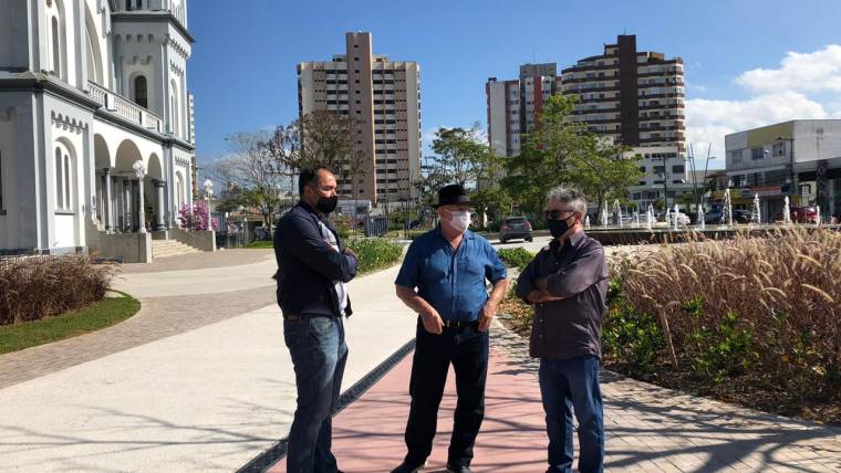 Integrantes do Observatório Social de Itajaí visitam obra do Largo da Matriz